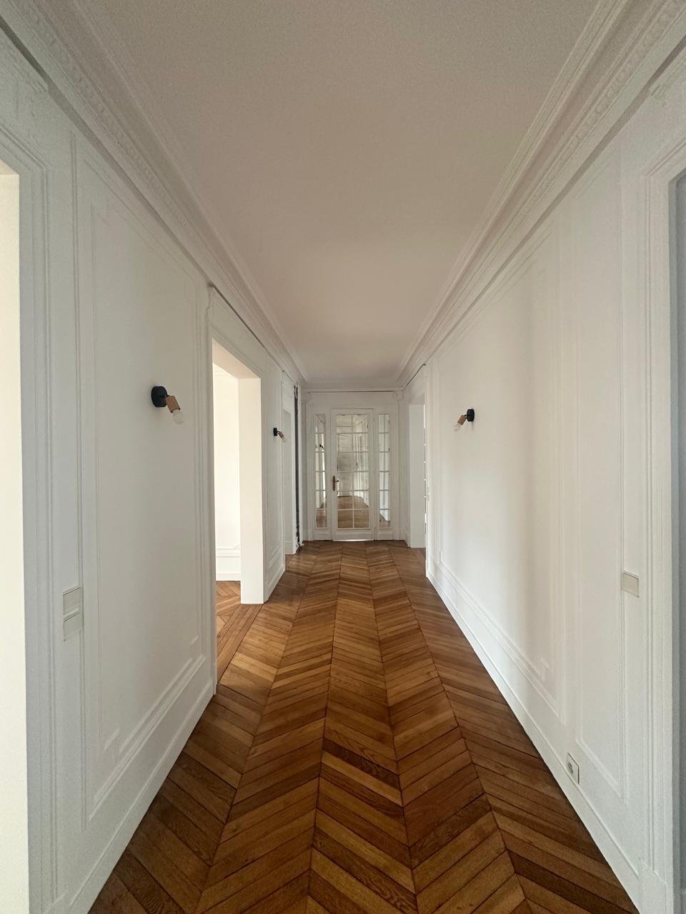 Couloir haussmannien rénové avec moulures rue Daru