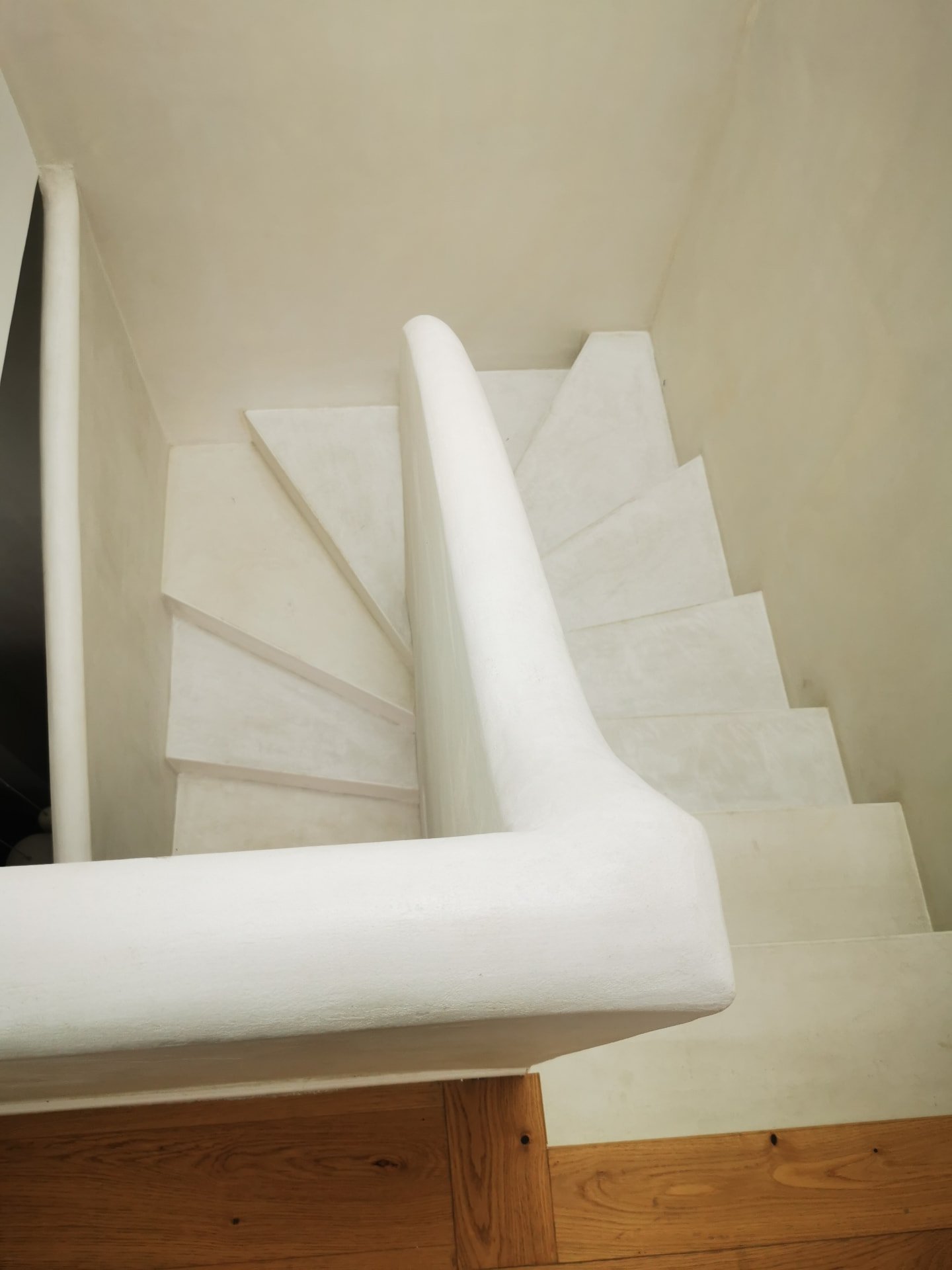 Escalier courbe rénové dans le pavillon de Thiais